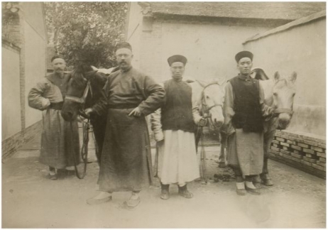Op de foto de paters Fröwis en Noijen en twee Chinese catechisten; fotograaf onbekend.