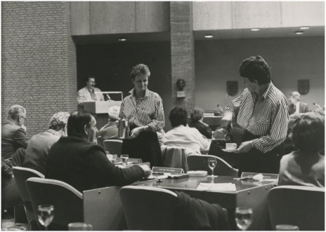 Koffie de smeerolie van de democratie. Tijdens de vergadering van de gemeenteraad eind jaren tachtig schenken de koffiedames een vers gezet kopje koffie en thee. Fotograaf: N. Swinkels | Foto Enface – coll. RHCe