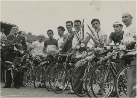 De Tour de France ploeg in Eindhoven: Jan Leenders, Jac Gemser, Wout Wagtmans, Hans Dekkers, Harrie Schoenmakers, Gerard Voorting, Kees Pellenaars (ploegleider), Gerard Peters, Wim Dielissen en Wim van Est in 1951. Fotograaf A. van Beurden – collectie RHCe